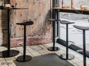 Tabouret Coma, piètement tube en acier laqué, assise en tissu ou polypro