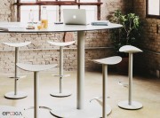 Tabouret Coma, piètement tube en acier laqué, assise en polypro
