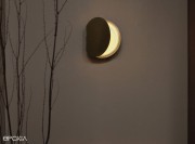 Applique murale, le volet en laiton permet de moduler la lumière