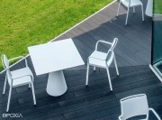 Chaises Ara accoudoirs et table Ikon par Pedrali