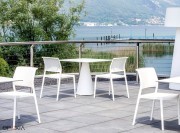 Chaises Ara et table Ikon pour terrasse