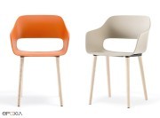 Fauteuils Babila, coques polypropylène et piètements bois