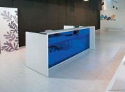 Banque d'accueil EOS façade méthacrylate bleu transparent