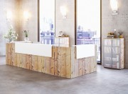 Banque d'accueil façade Timber et parements blancs.