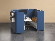 Banquettes face à face avec cloison de liaison et table de réunion Let's Talk