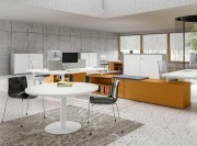 Collection Atreo, bureau openspace et table de réunion tonde. dessertes porteuses communes