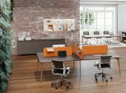 Bureau Bench Blade, 4 postes avec écrans de séparation