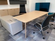 Bureau Blade ébénisterie, chêne clair et desserte porteuse noisette