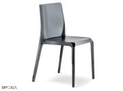Chaise Blitz empilable en polycarbonate fumé transparent