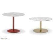 Tables Blume par Pedrali finition epoxy et laiton