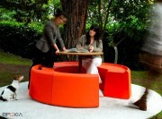 Banc Sarek en "C" FLEXYSKIN® Clay, table ronde plateau chêne, pied métal Eggplant