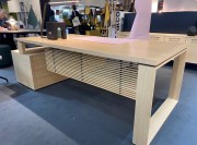 Bureau direction Arche placage chêne naturel sur desserte porteuse et voile de fond