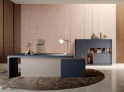 Bureau Sessanta, plateau et pieds en Fenix NTM bleu, voile de fond crème