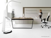 Bureau collection Arko noyer sur desserte porteuse, piètement noir