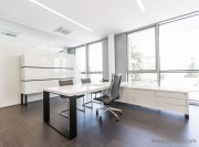 Bureau de direction New Loop laqué blanc brillant sur desserte porteuse 