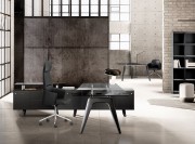 Bureau Direction Rail verre sur desserte porteuse bois avec portes cuir
