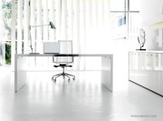Bureau Wing verre blanc, pieds laqués blanc mat, meuble laqué blanc brillant