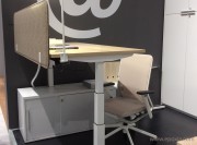 Bureau réglable en hauteur Winglet avec écran de séparation en tissu acoustique