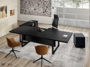 Bureau direction 280 x 120 cm mélaminé noir, chant assorti, pietement noir