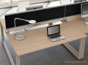 Bureau bench Loopy plateau coulissant en chêne naturel avec écran
