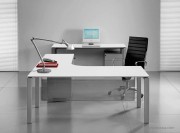 Bureau Glider mélaminé blanc avec voile de fond métal perforé