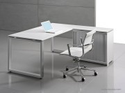 Bureau Loopy mélaminé blanc, avec retour sur desserte à rideaux