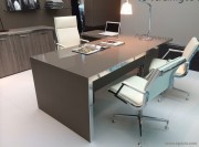 Ensemble mobilier direction Wing, plateau verre Tortora, pieds type cuir Tortora, meuble Olmo Tortora