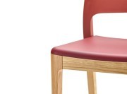 Chaise C700, assise polyuréthane rouge et dossier polypropylène marsala