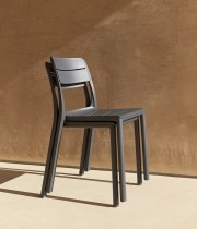Chaises Cassia outdoor empilables, fabrication Italie par Nardi