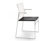 Chaises collectivité C01, en polypropylène blanc et noir.