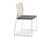 Chaise C01, assise tapissée en tissu. Empilable par 4