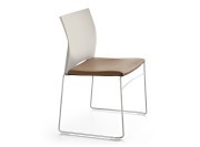 Chaise de collectivité C01, collection Prestique, assise tapissée en simili cuir caramel