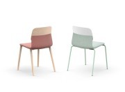 Chaises de collectivité Klik, pieds bois et métal, coque polypropylène.