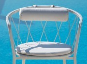 Détail coussins sur la chaise Désirée dossier acier