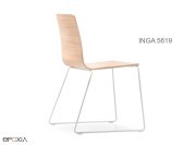 Chaise empilable Inga 5619, assise bois et pied luge