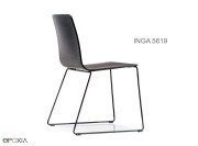 Chaise empilable Inga 5619, assise bois et pied luge