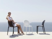 Chaise outdoor empilable Brooklyn avec ou sans accoudoirs