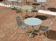 Chaises et fauteuils Forest bleu pastel et vert sauge, avec table ronde assortie