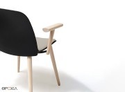 Chaises Kire, pieds et accoudoirs bois, coque en plastique recyclé