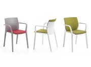 Chaises empilables Klia en polypropylène, assise et dossier rembourrés.