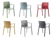 Chaises empilables Klia en polypropylène, disponibles en 9 couleurs actuelles.