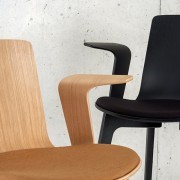 Chaise Lottus Wood avec accoudoirs.
