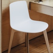 Chaise Lottus Wood, coque en polypropylène et piètement bois