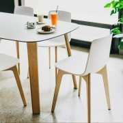 Chaise Lottus Wood, coque en polypropylène et piètement bois