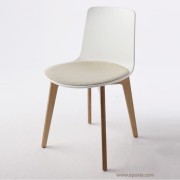 Chaise Lottus Wood, coque en polypropylène, assise tissu et piètement bois