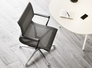 Chaise de réunion noire résille avec accoudoirs Luma