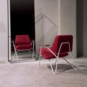 Fauteuil design Polygon, assise rouge et piètement blanc