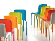 Chaises collectivité Snow colorées par Pedrali