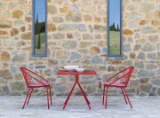 Fauteuils de table Aria AI 300, finition rouge, table Rick (nous consulter)