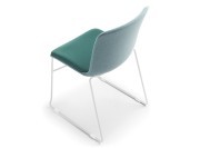 Chaise Glove, coque tapissée bicolore et pied luge